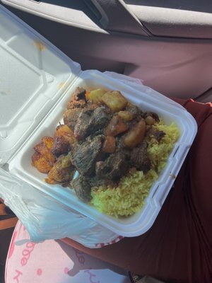 Steak stew i believe rice and plantains