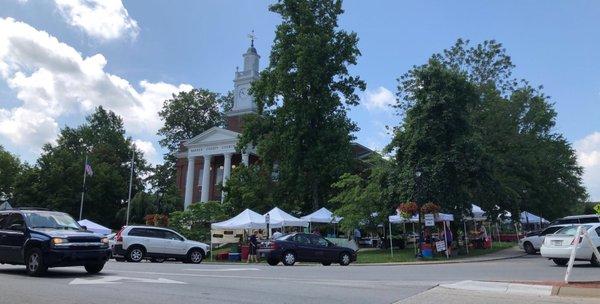 The vendors surround the courthouse