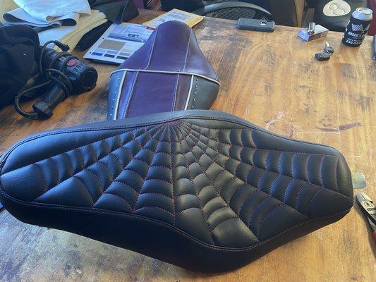 Spider seat for a sportster