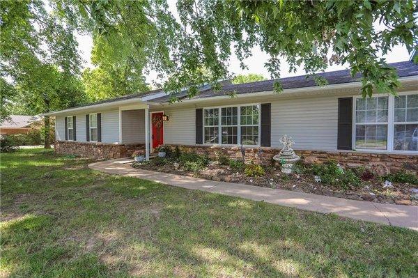 Bentonville Ranch-style home w/pool