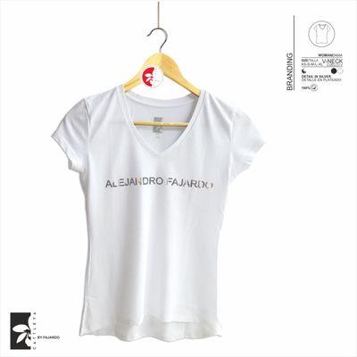 Modelo "Branding" Damas, color Blanco . Logo del disenador en Plata Cromado. Tallas XS, S, M, L, XL. 100% algodon.