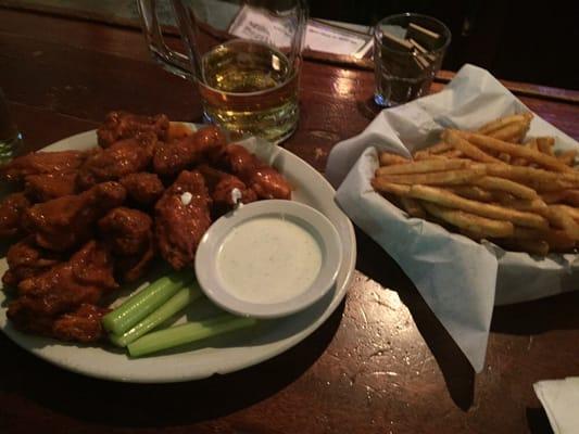 Best chicken wings ever! Large and crispy. Buffalo sauce is so perfect. Pizza and fries are killer too!