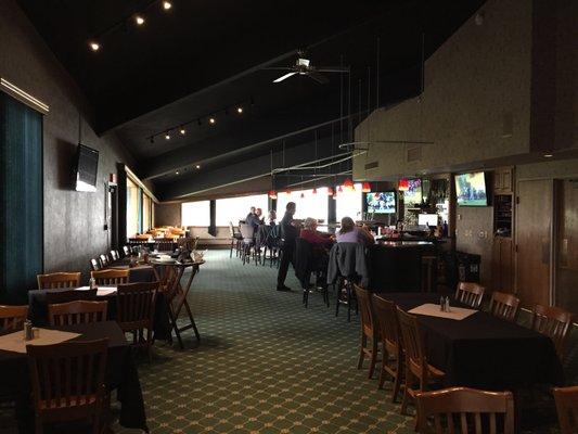 Ridgeway Country Club full service bar and grill dining area