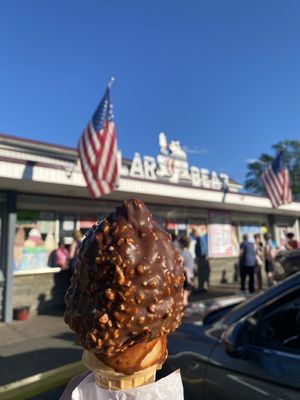 Vanilla/Chocolate soft serve with chocolate dip and peanut crunchies