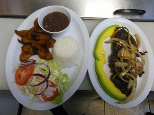 Carne De Res, Con Arroz Blanco, Frijoles, Tajadas de Platano Maduro, Ensalada de Lechuga