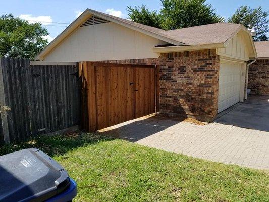 1x6 stockade gate with trim.