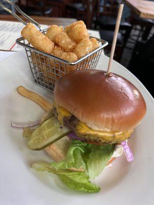 Cheeseburger w tater tots