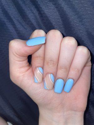 Short blue acrylic nails with a squiggly pattern on two nails