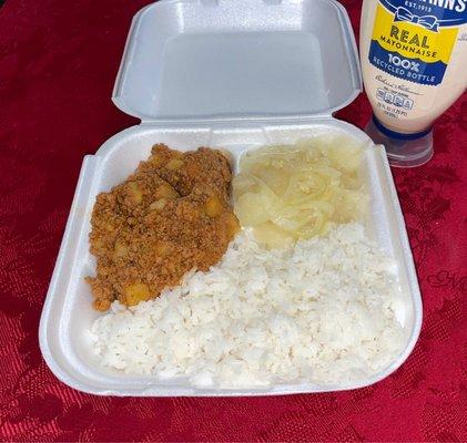 Picadillo con arroz y yuca con mojo