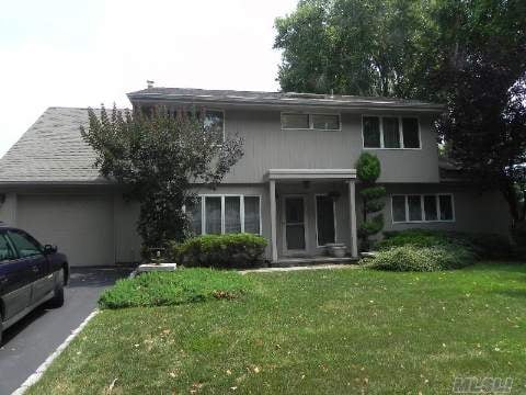 10 Lucille Lane, Commack NY 479,000 Call today for a private showing.