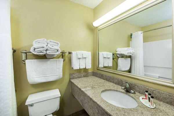 Guest room bath