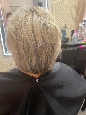 Short cut with heavy Blondeing