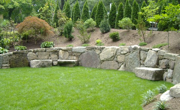 Stone retaining wall