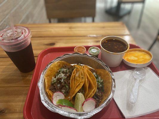 Tacos de birria, consume y agua fresca de hibisco