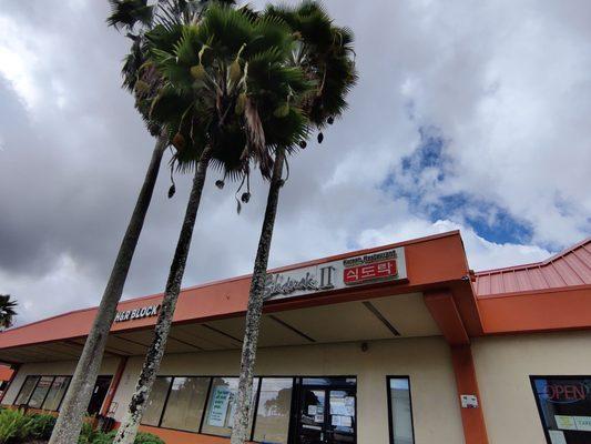 H&R Block and Sikdorak II are on the Kamehameha Highway side of the shopping center