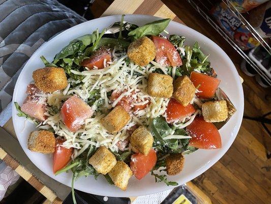 A delicious and flavorful spinach salad.