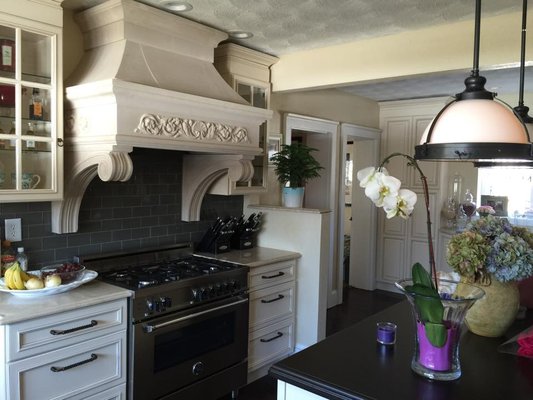 From range hood to appliances to food prep surfaces and flooring, we detail clean your kitchen.