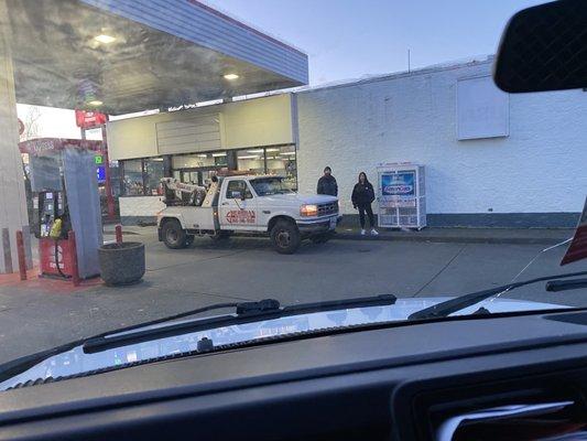 Crazy young lady she work in the gas station, called the tow truck to tow the customer vehicle