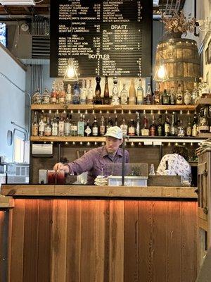 bar area w expert bartender, tending to his bar