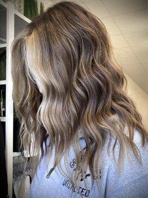 Soft highlights with bold money piece