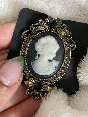 A cameo pendent