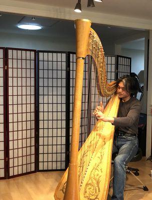 Motoshi Kosako jazz harp concert in the showroom