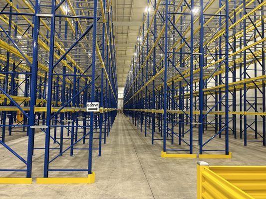 Narrow aisle selective pallet racking