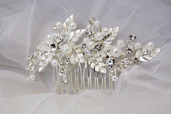 Fabulous pearl hair comb