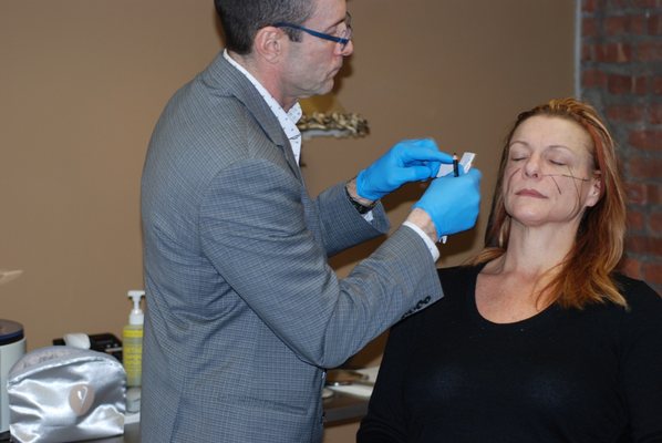 Dr. Dell'Aquila doing a YLIFT® at Spatologie.  Schedule your free consultation today 973-447-4380