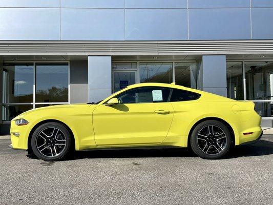 2021 Mustang in Grabber Yellow