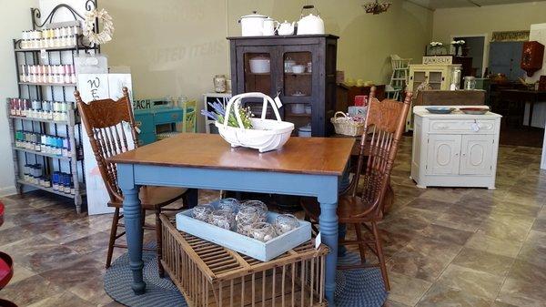 Sweet farmhouse table!