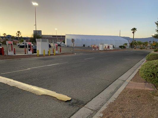 12 Tesla Superchargers 250kW