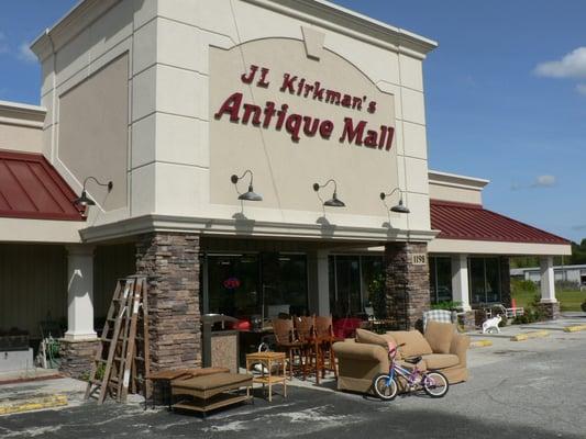 Voted the best antique mall in New Bern  3 of the past 4 years !!  Stop in and shop with us.