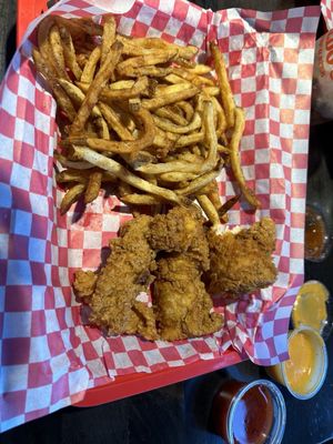 Chicken 4 TENDER BASKET with FRENCH FRIES comeback and rooster sauce