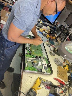 Hector Repairing Pioneer 1000SRT   Master Electronics Repairman!