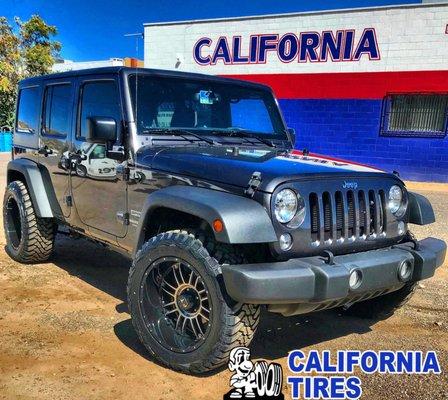 New look for this Jeep with Full Throttle wheels & tires from California Tires