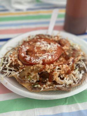 Tostada de costilla con cueritos.