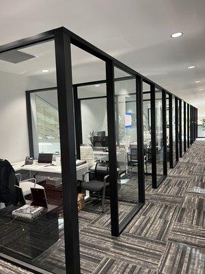 Conference and office división partitions with glass.