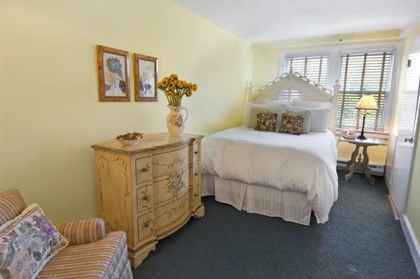 Huntting Inn Small Queen Bedroom