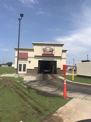 bad service and broken mirrors = Legends car wash service in Broken arrow!