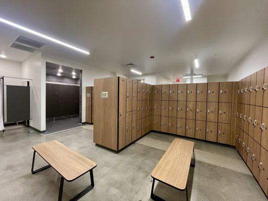 Women's locker room - Extremely clean!