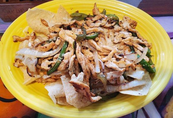 Chicken fajita nachos