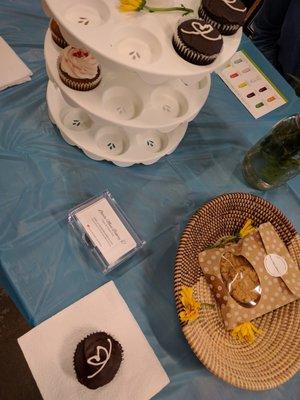 l'herbe muse bakery vegan hostess cupcake,peanut butter cookies (summer kind market)