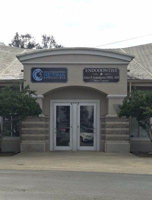 Entrance to Dr. John P Lundgren DDS, MS - location on Point Meadows Drive