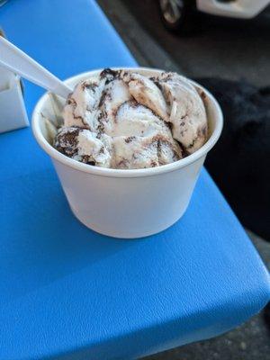 Moose tracks single scoop in a bowl