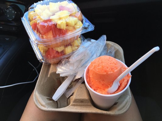 Shaved ice and fruits