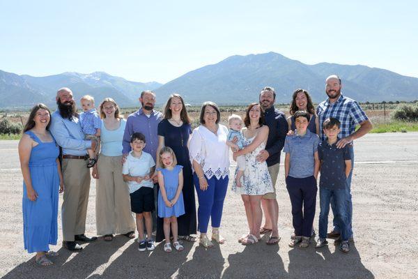 Extended family photos with Taos Mountains