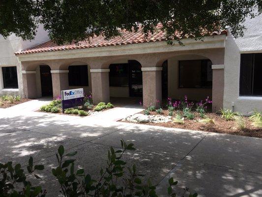 FedEx tucked away between buildings