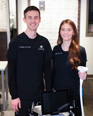 Dr. Matt and Dr. Hannah posing with their Envision IPL dry eye treatment device