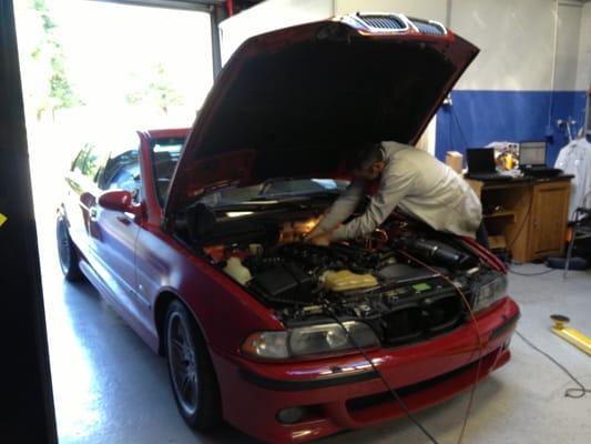 John diagnosing a faulty injector on a customer's Imola Red E39 M5.